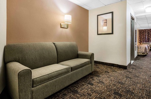 Port Crane Hotel | Quality Inn & Suites Binghamton Vestal