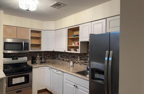 Newark House | Queen Bedroom @ Divine Villa and Resort 6 mins EWR Airport and 4mins to Train Station