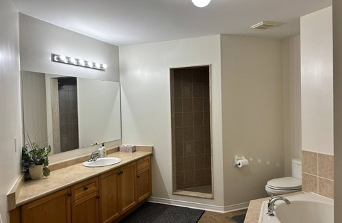 Brampton House | Queen Room near Toronto Pearson Airport