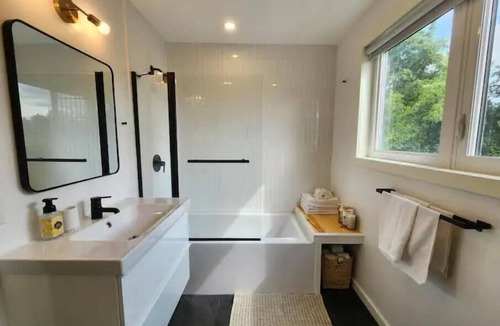 Georgetown House | Queen's Haven - Clean, Peaceful & Private Upper Unit in Historic Neighbourhood