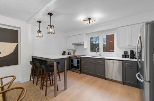 Toronto Entertainment District Hotel | Queen West Comforts - Downtown