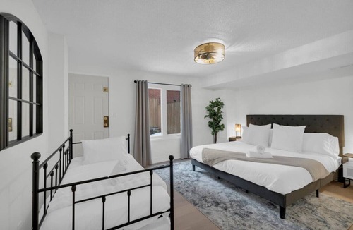 Toronto Entertainment District Hotel | Queen West Comforts - Downtown