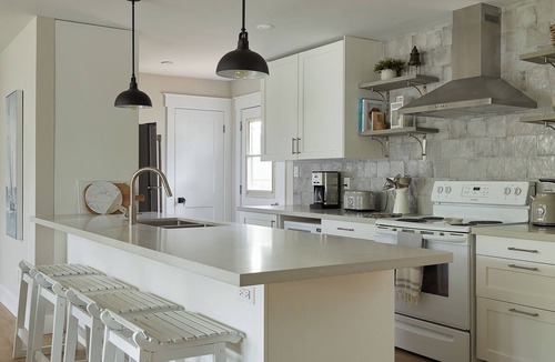 Southampton House | Quiet and cozy retreat nestled among the trees and close to the beach.