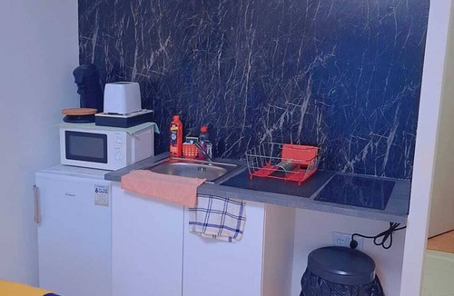 La Courneuve Apartment | Quiet, comfortable studio 1 minute from the tramway