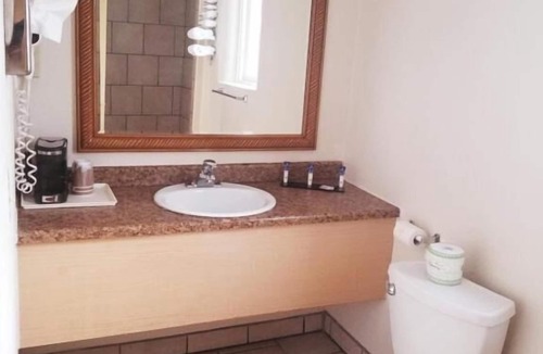 Williams House | Quiet, Comfortable Unit in Williams! Free Continental Breakfast & Parking
