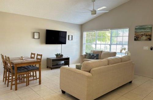 Park East House | Quiet Cozy Private Room Perfect for Work or Vacation RM2 shared home