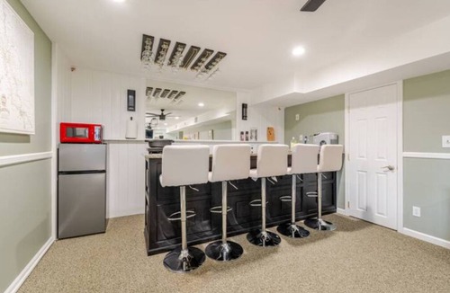Middle Hope House | Quiet Hudson Valley Getaway with Sauna, Hot Tub & Gym