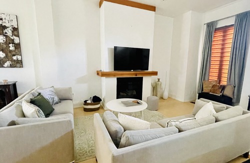New Toronto House | Quiet lake retreat minutes from downtown Toronto
