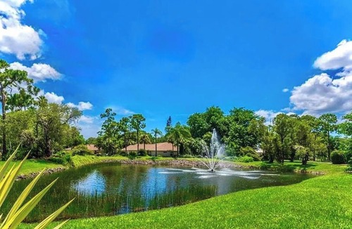 Fountain Lakes Villa | Quiet Villa with FREE 9 hole GOLF COURSE near Beaches