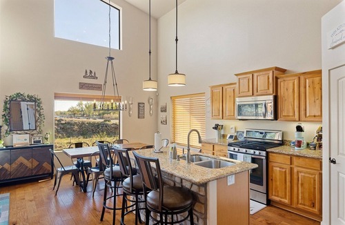 Pinetop-Lakeside Cabin | Rainbow Lake Cabin · Lakefront with Kayaks · Sleeps 10 · Dogs Welcome