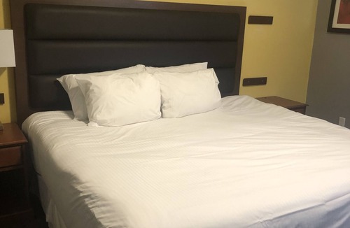 Georgina Hotel | Ramada by Wyndham Jacksons Point