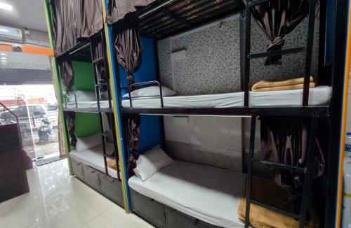 Park Road Hostel | Rameshwar Dormitories - Vile Parle Highway
