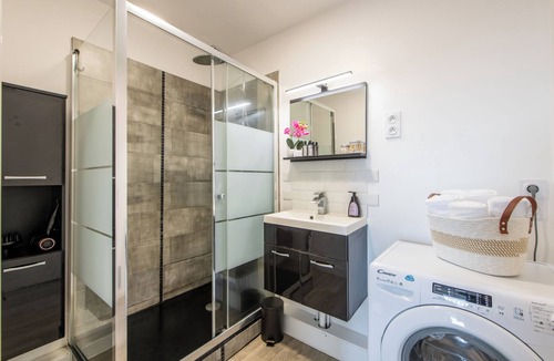 Mont-Mesly Apartment | Rare! Large 4-bedroom apt. I Disney & Paris 30 min I Near Metro & Free Parking