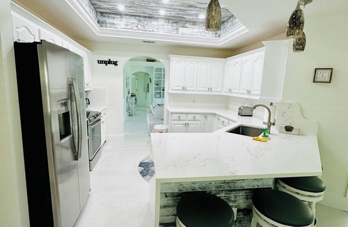 Avalon Beach Estates House | Ratiu Beach House White Sand luxury cottage 3 min to private beach 4brooms3bath