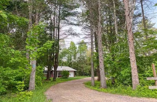 Nipissing Cottage | Realm of the River - 2BR Waterfront Cottage w/Kayaks, BBQ, Firepit, Wi-Fi