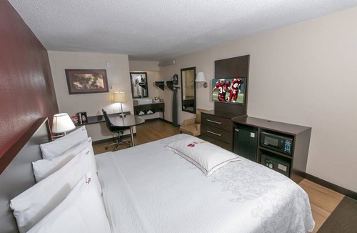 South Hills Hotel | Red Roof Inn PLUS Pittsburgh South - Airport