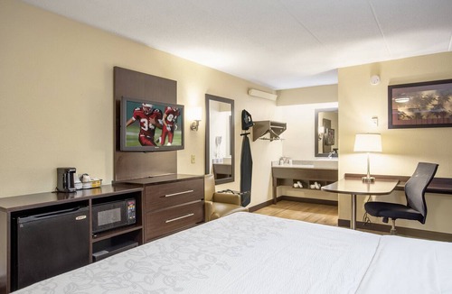 South Hills Hotel | Red Roof Inn PLUS+ Pittsburgh South - Airport