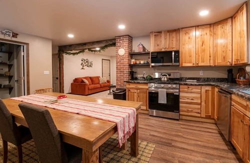 Climax House | Redbank Retreat Waterfront Hot Tub Fire Pit