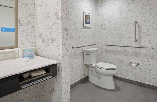 Cranberry Township Hotel | Refreshing Indoor Pool & Free Breakfast Near Cranberry Mall!