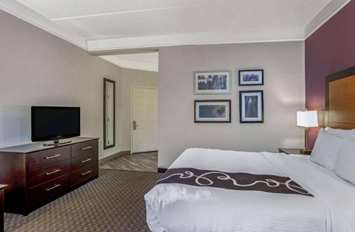 Airport North Hotel | Refreshing Stay Near Downtown Orlando & Local Attractions | Pool | Free Shuttle