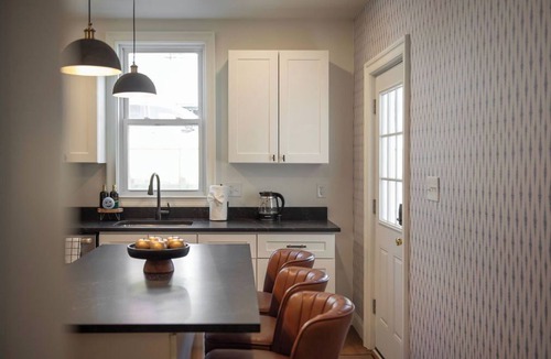 Brighton Heights House | Regal Bricks -Family Friendly + Full Sized Pool Table + Game Room
