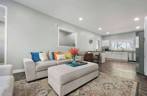 Pittsburgh House | REGAL BRICKS - Giant Outdoor Chess/Fire Pit/Game Room/Private Deck/Fire Pit