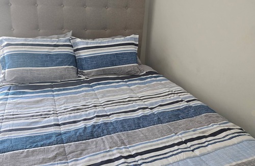 Airport Road Business Centre House | Relax and Recharge ! Cheerful Home away from Home , 15 min from the airport