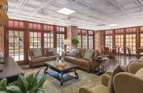 Faubourg Lafayette Resort | Relax & Enjoy NOLA in the Relatively Quiet Garden District in a 1-BD/1-BA Suite