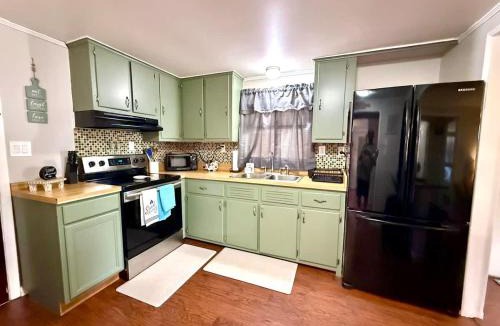 Crystal River House | Relax Explore Boat Parking & Fenced yard