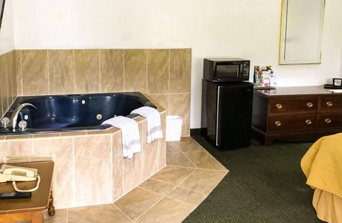Altoona Hotel | Relax Inn Altoona