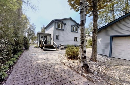 Huron-Kinloss Cottage | Relax with the whole family at this peaceful cottage in Point Clark, Ontario.