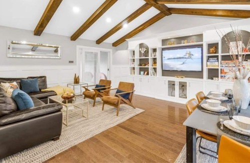 East Gwillimbury House | Relaxing Chalet Retreat at Sharon, ON