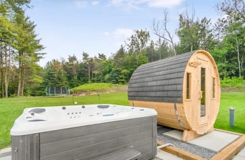 East Gwillimbury House | Relaxing Chalet Retreat at Sharon, ON