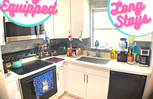 Boynton Beach House | Relaxing Room near Beach, Shopping, Dining & Fun! +Kitchen & Laundry