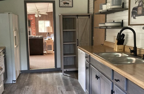Bedford Cottage | Remodeled cottage beside Dunnings Creek, minutes from Rt 30, I-99 & PA Turnpike