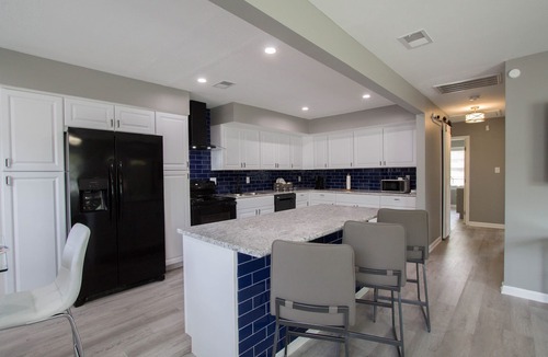New Castle House | Remodeled family home, 5 minutes away from the park!