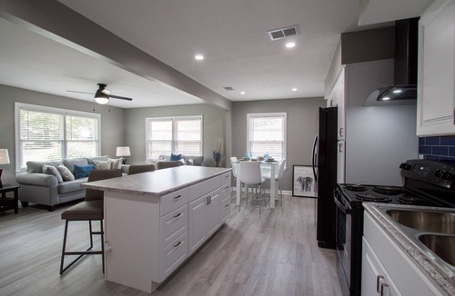 New Castle House | Remodeled family home, 5 minutes away from the park!