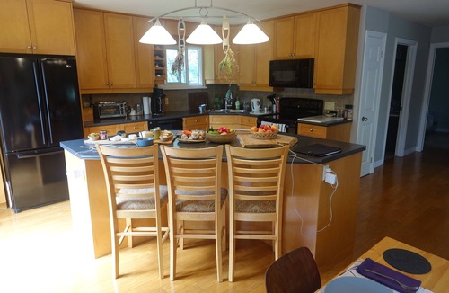 Mulmur House | Renovated 3 bedroom house with views of lake