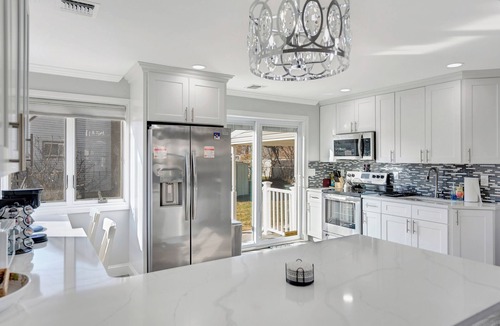 Uniondale House | Renovated 5BR Near Hofstra ~ Sleeps 10 ~Free Parking