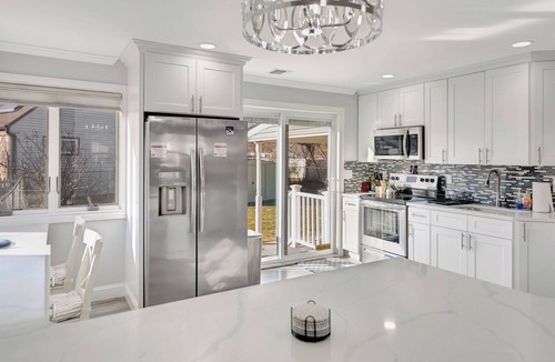 Uniondale House | Renovated 5BR Near Hofstra ~ Sleeps 10 ~Free Parking