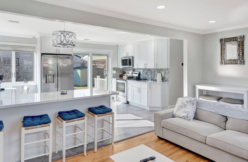 Uniondale House | Renovated 5BR Near Hofstra ~ Sleeps 10 ~Free Parking