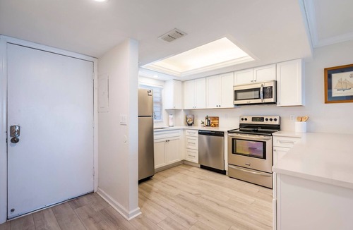 Sarasota Condo | Renovated Coastal Retreat - Private Beach access