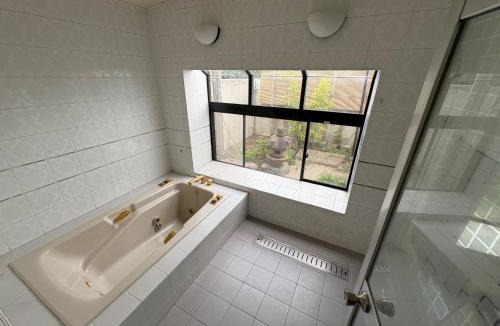 Hachioji House | RESIDENCE AKATSUKI 中庭と坪庭で和洋を愉しむ一棟貸し 8名広々238平米 八王子ic近く