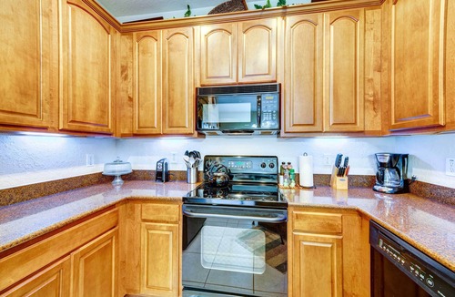 Trafalgar Village House | Resort Getaway w/Florida Room: 14 Mi to Disney!