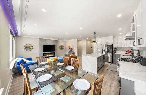 Newtonbrook House | Resort Style 5 Bedroom/3 Bath Home with Pool & Jacuzzi [Jacuzzi open all year]