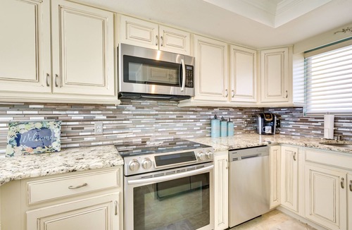 Hudson Condo | Resort-Style Penthouse w/Patio in Hudson!