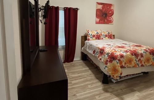 Hillcrest Estates House | Rest & Relax Bahama Bay Ground Floor 3 bed 2 bath 20 min to parks