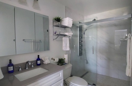 Lindenhurst House | Restful Hotel-Inspired Modern Retreat, A New Cozy 3BR, 2BA Open Concept Home