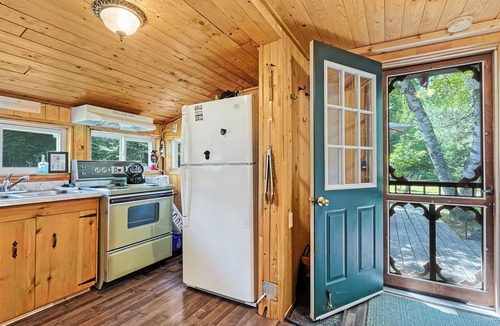 Carlow/Mayo Cabin | Retro Fosters Lake Cabin- Romantic Retreat w Sauna & Volleyball Court