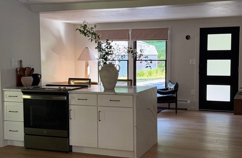 Philipsburg House | Rhodora House - Modern Stream-side Retreat